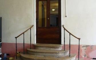 Maison de caractere : entree sur le coté de la maison