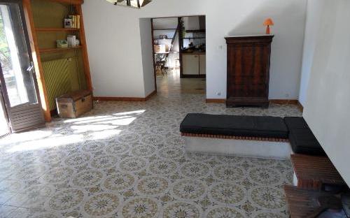 CHARMANTE MAISON DE VILLAGE : SALON
