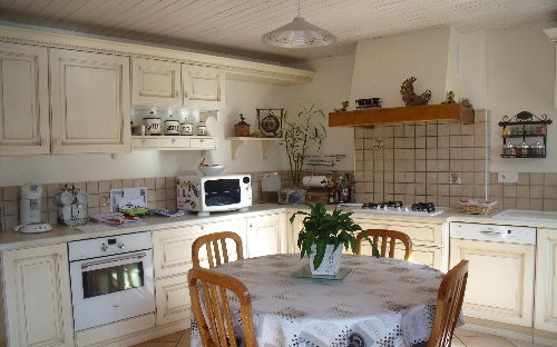 Maison ancienne : cuisine équipée