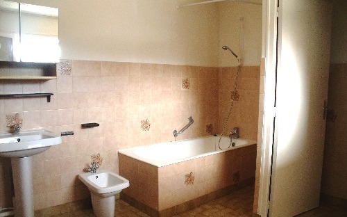 Maison de village : salle de bains
