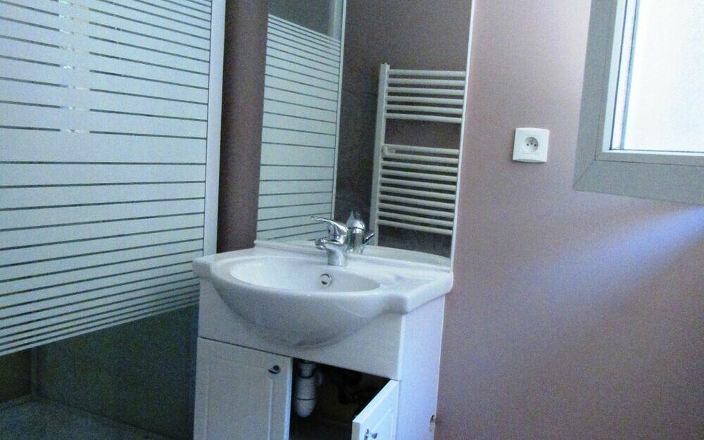 STUDIO 22m² env. : salle d'eau