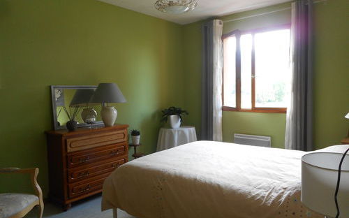 Villa en demi niveau : chambre avec placard