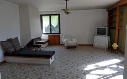 CHARMANTE MAISON DE VILLAGE : SALON