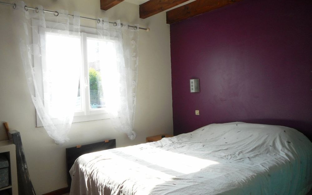 villa : chambre rez de chaussée environ 11m² avec placard mural