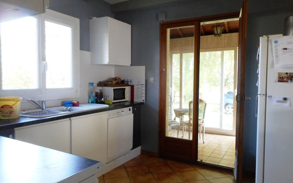 villa : Cuisine équipée environ 9m², ouvrant sur veranda