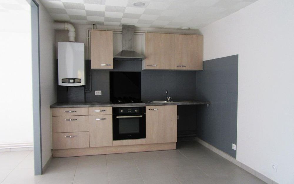 MAISON DE VILLAGE : cusine équipée avec plaque, four et hotte