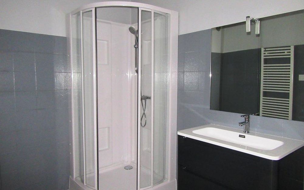 MAISON DE VILLAGE : salle d'eau spacieuse au rez de chaussée