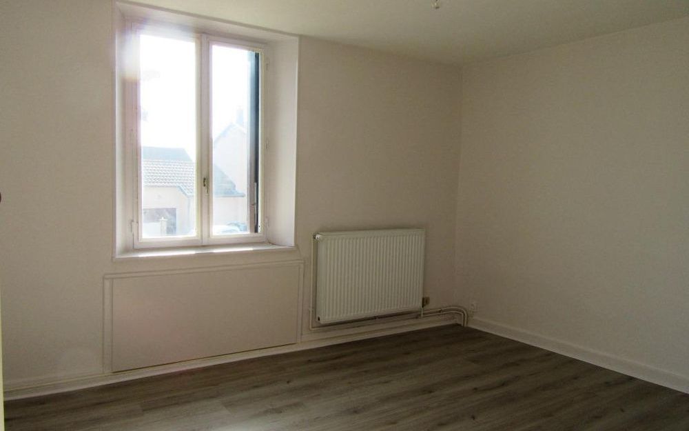 MAISON DE VILLAGE : chambre avec grand placard