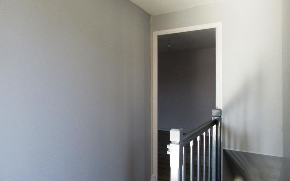 MAISON DE VILLAGE : palier étage