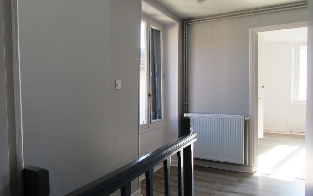 MAISON DE VILLAGE : palier étage