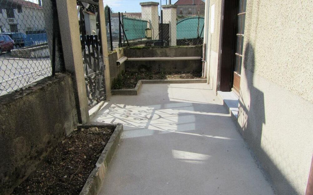 MAISON DE VILLAGE : courette