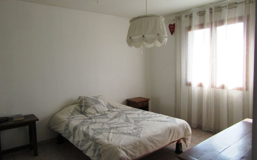 VILLA : chambre spacieuse