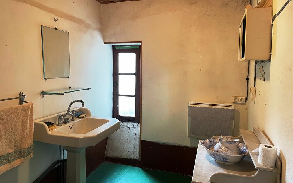 exclusivite maison de village avec dependances : salle d'eau