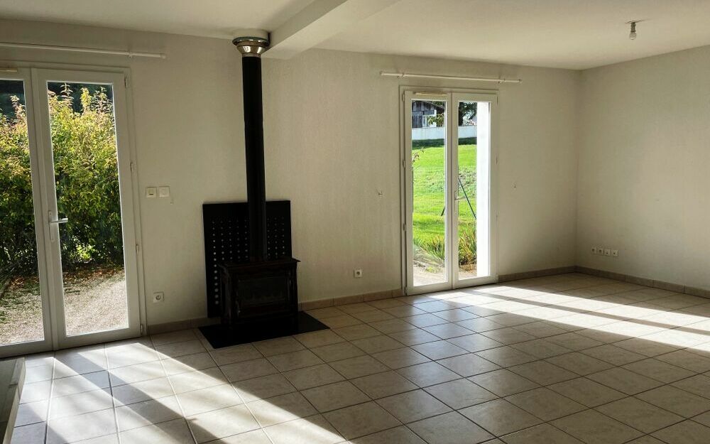 VILLA : Séjour-salon avec son poele a bois