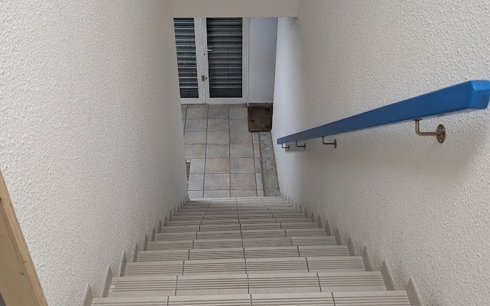 LOCAL au 1er étage : Communs Montée escalier