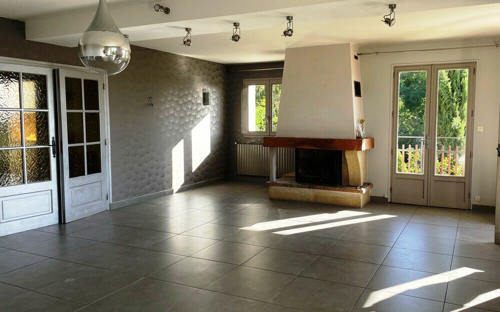 villa cadre champêtre : piece de vie spacieuse