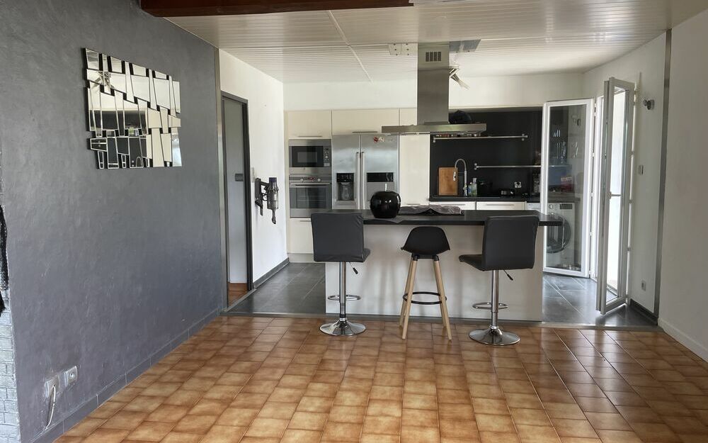 villa  avec piscine : cuisine ouverte sur sejour salon