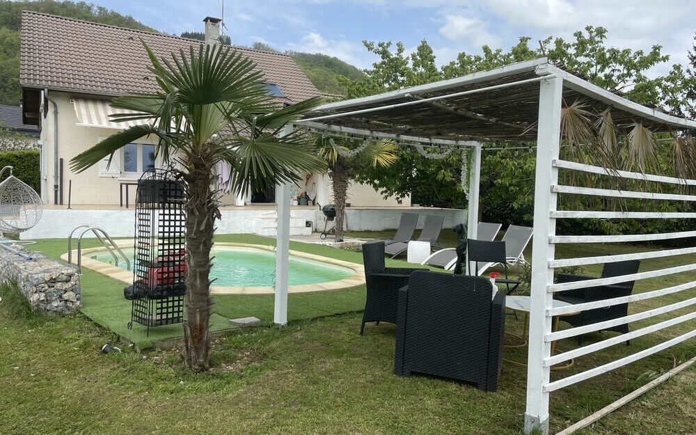 villa  avec piscine : espace détente