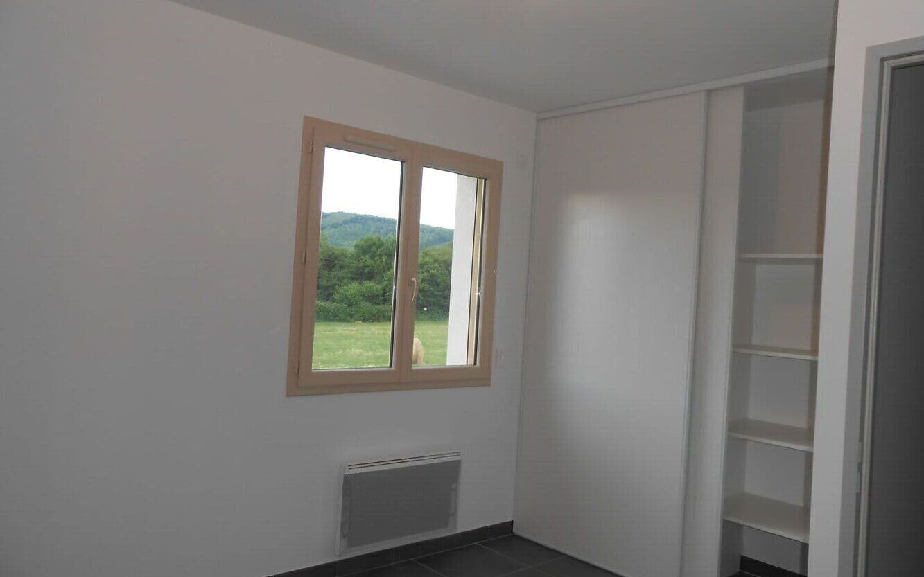 Appartement 85 m² avec rez de jardin : Chambre avec placard