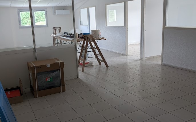 Local 1er étage : Espace avec accès aux bureaux