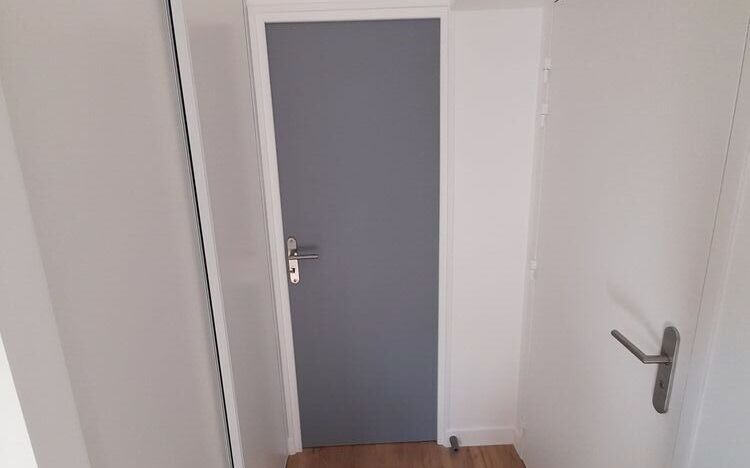 Appartement meublé : Hall avec placard