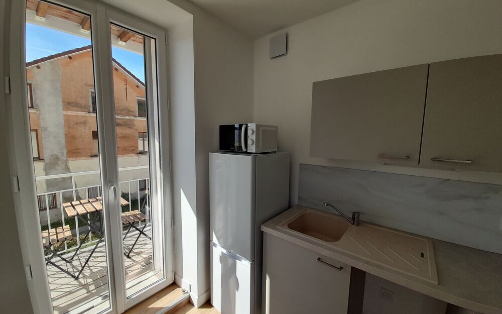 Appartement meublé : Cuisine donnant sur balcon