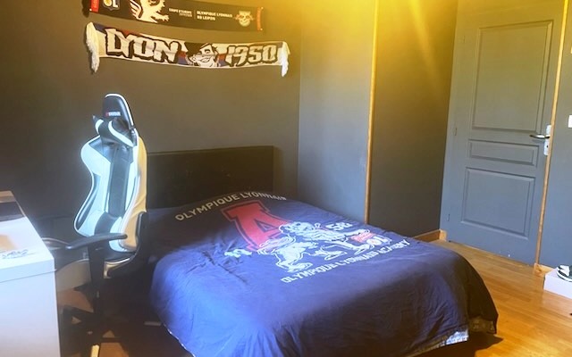 maison en pierre : chambre a l'etage