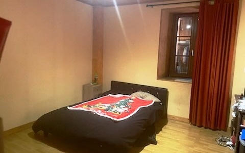 maison en pierre : chambre  a l'etage