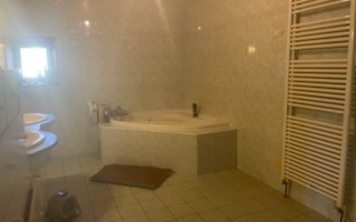 maison en pierre : salle de bains a l'etage