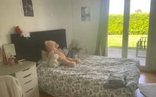 villa : chambre  avec  placard