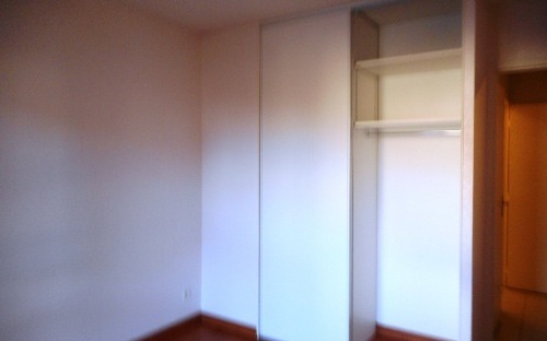 APPARTEMENT 60m2 env. : chambre avec placard